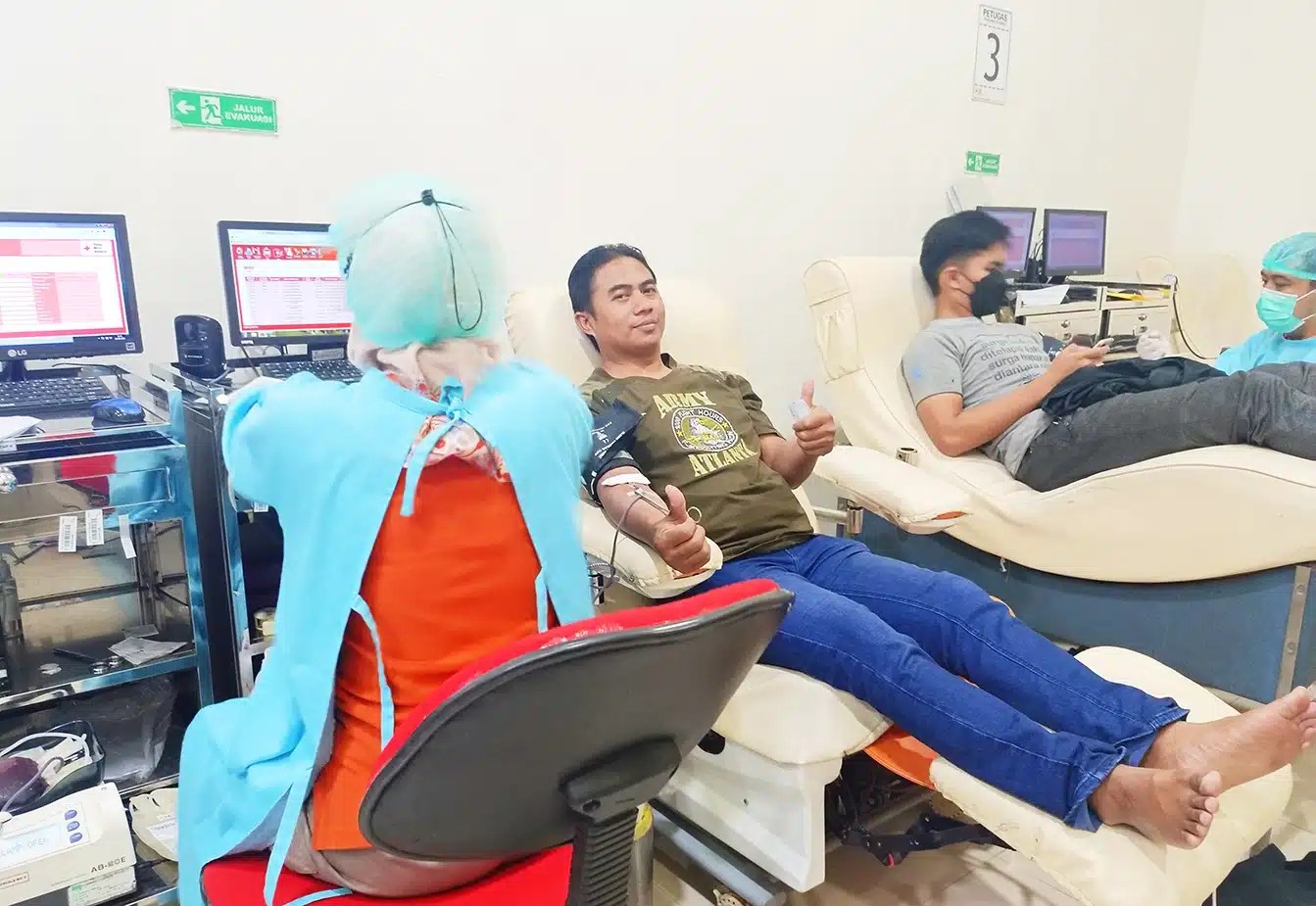 Relawan-PMI-PMR-KSR-tanjung-donor-darah-warga-bantuan-bencana-Indonesian-red-cross-bulan-sabit-Palang-Merah